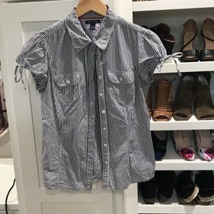 Tommy Hilfiger camp shirt size Medium.